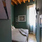Artistic Flat W Wooden Beams, Porta Venezia * ميلان