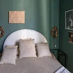 Artistic Flat W Wooden Beams, Porta Venezia * ميلان
