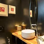 Artistic Flat W Wooden Beams, Porta Venezia شقة