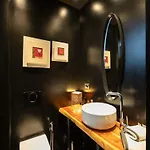 Artistic Flat W Wooden Beams, Porta Venezia شقة *