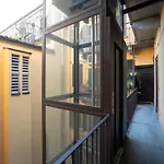 Artistic Flat W Wooden Beams, Porta Venezia شقة