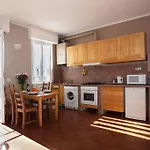 Skyline In Citta Studi A 1 Minuto Dal Metro Con Terrazzo Wi-fi E Netflix * Milano