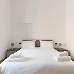 Guesthost - Modern Flat Near Darsena *