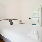Guesthost - Modern Flat Near Darsena Διαμέρισμα