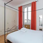 I-host - De Sanctis 52 * Milaan