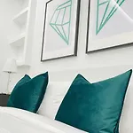 Aparthotel The Boutique - Bande Nere M1 Metro Direct To Duomo & San Siro - Center 4*