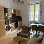 Daire Rin Collection - 2br 2ba - 5 Min Walk To Metro & Train *