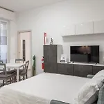 Apartment Chiara's Urban Oasis - - Duomo 8 Min *