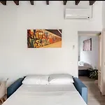 Stylish Flat Near Duomo - Metro 50 M - 4 Guests