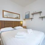شقة Bright Top-floor With Private Terrace *