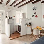 Stylish Flat Near Duomo - Metro 50 M - 4 Guests شقة