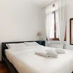Apartment Guesthost - M5 Isola Comfy