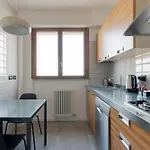 Guesthost - Modern Pirelli Apartment *