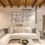 Seety Porta Romana Statue Apartment *