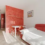 Apartment Guesthost - Certosa Cozy Flat With Balcony Milan