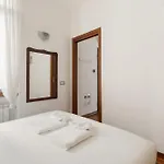 Apartment Guesthost - M5 Isola Comfy *