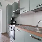 Guesthost - Grey & Flat شقة