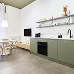 公寓 Design With Private Street Entrance *