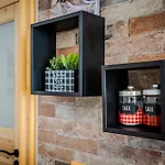Guesthost - Relaxing Wooden Apartment Mailand