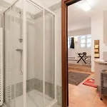 Guesthost - Modern Acquabella Apartment