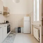 Guesthost - Morazzone Bright And Cozy Design Flat Milán