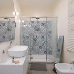 Lägenhet I-host - Bright 1br With Balcony In