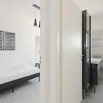 Guesthost - Modern Pirelli Apartment *