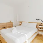 Guesthost - Stylish Flat In Navigli District * Milán