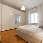 4 Min From Porta Genova Station With Whirlpool شقة