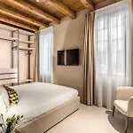 Seety Porta Romana Statue Apartment Mailand