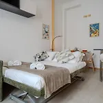Apartment Guesthost - Relaxing Wooden Mailand