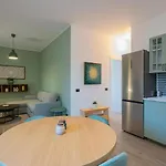 Bright Top-floor With Private Terrace شقة ميلان