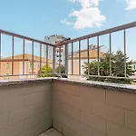 Isola - 2 Bedrooms - Free Parking Apartment *