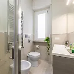 Navigli Bilocale Moderno Con Balcone Sul Giardino