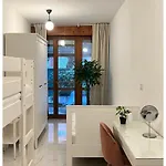 Bed & Garage In 公寓