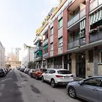 Guesthost - Certosa Cozy Flat With Balcony شقة