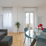 I-host - Bright 1br With Balcony In Lägenhet *