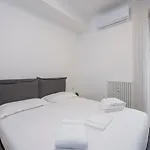 Lägenhet I-host - Bright 1br With Balcony In