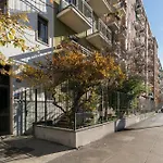Guesthost - Bright Comfy Appartement