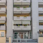 Homey Grandeur - Spacious With Terrace & Wi-fi شقة