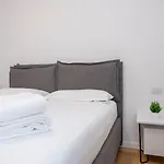 Lägenhet I-host - Bright 1br With Balcony In *