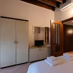 Characteristic 2 Double Bedroom Milão
