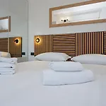 Bright Top-floor With Private Terrace * ميلان