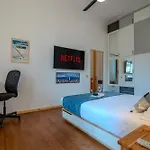 Guesthost - Relaxing Wooden Apartment Mailand