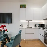 I-host - Bright 1br With Balcony In Lägenhet