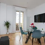 I-host - Bright 1br With Balcony In Lägenhet