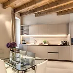 Seety Porta Romana Statue Apartment