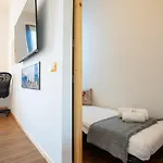 Guesthost - Relaxing Wooden Apartment Mailand