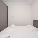I-host - Bright 1br With Balcony In Lägenhet Milano