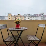I-host - Bright 1br With Balcony In Lägenhet *